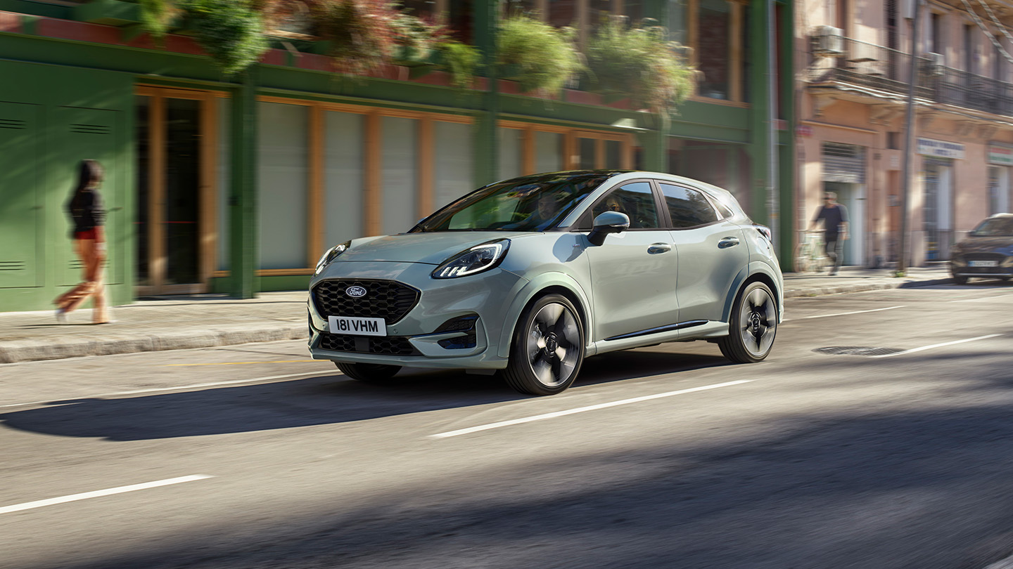 Grå Ford Puma på stadsväg