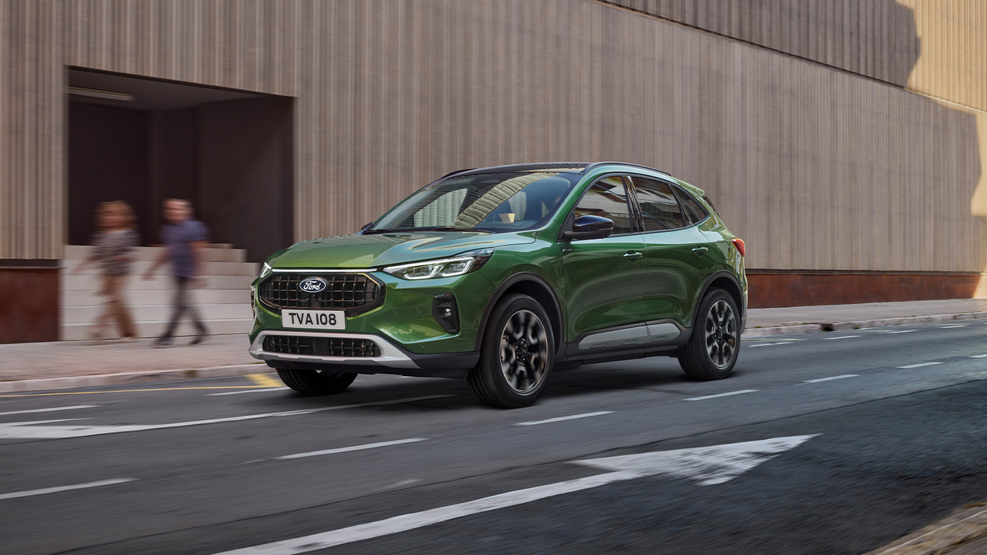 Grön Ford Kuga på stadsväg 
