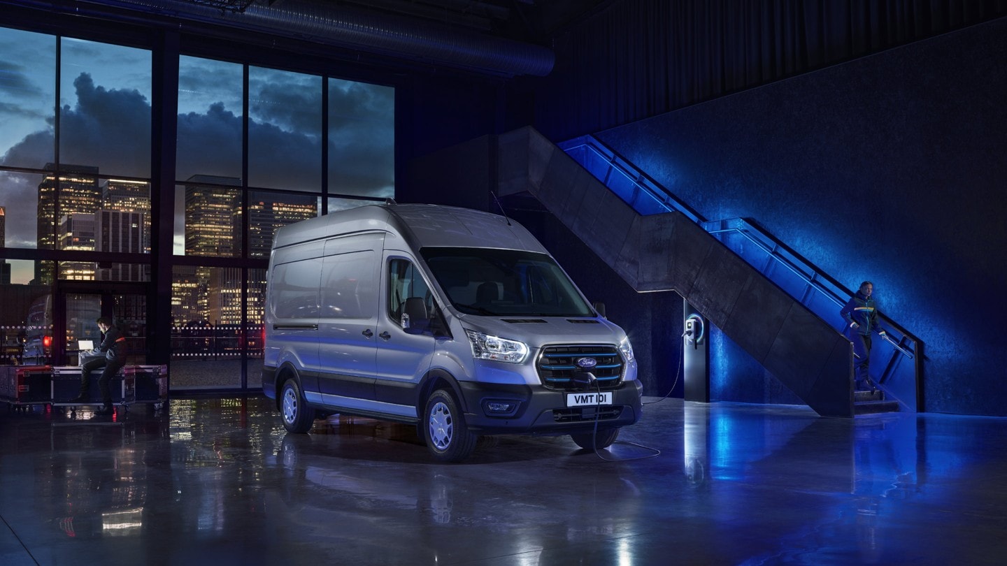 Silverfärgad Ford E-Transit