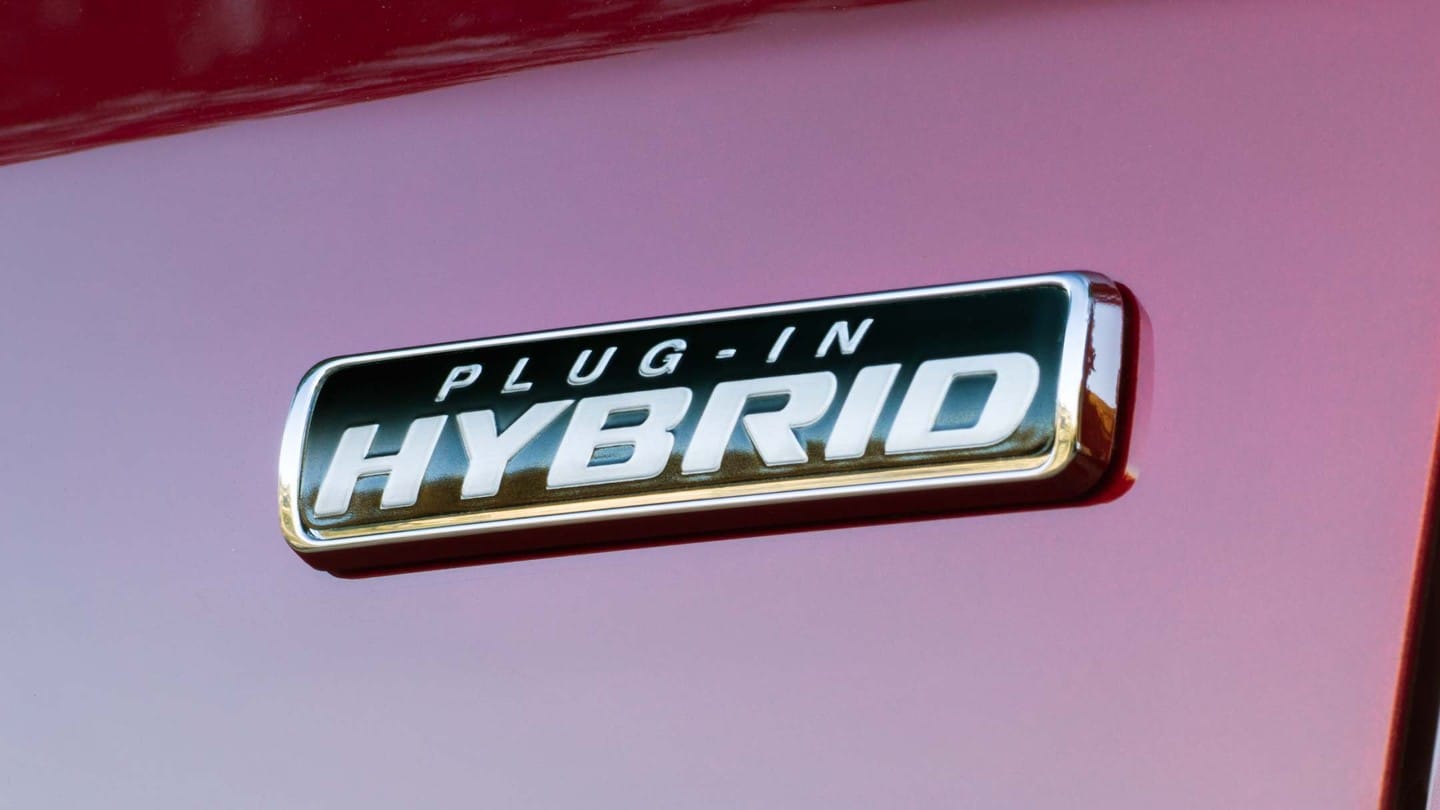Emblem på bil med texten Plug-In Hybrid